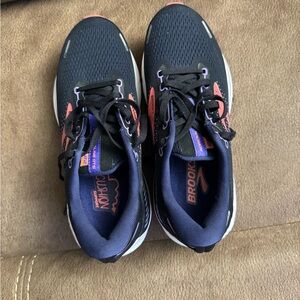 Women’s 8.5 brooks